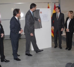Su Alteza Real el Príncipe de Asturias y de Girona descubre una placa conmemorativa en la estación de Girona